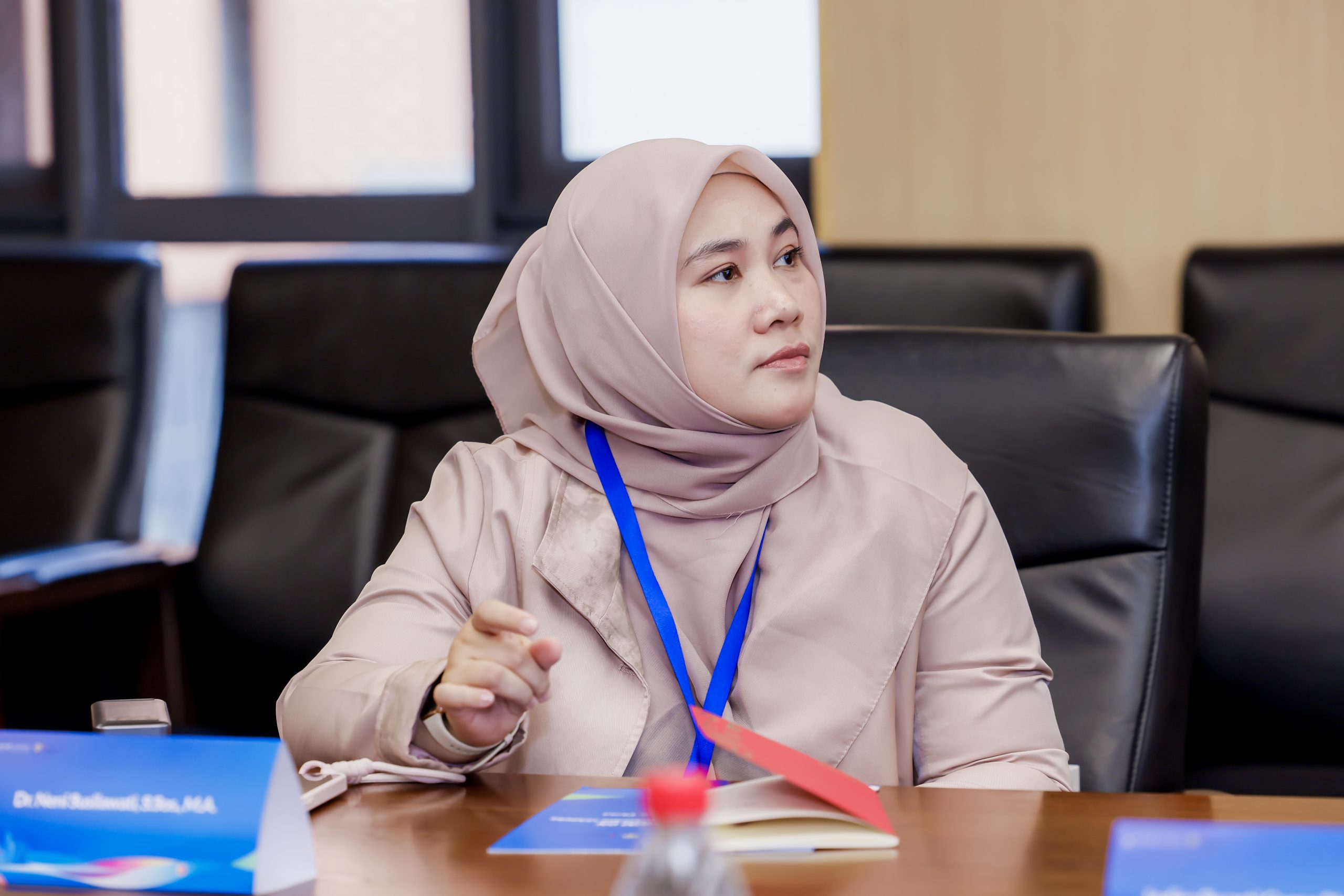 Delegasi FIA UI menyimak sesi diskusi symposium