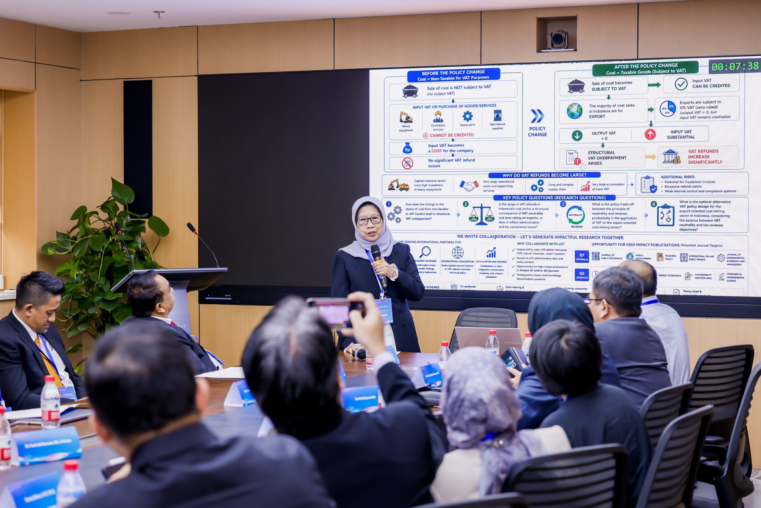 Presentasi riset kebijakan PPN sektor batu bara dalam sesi diskusi symposium