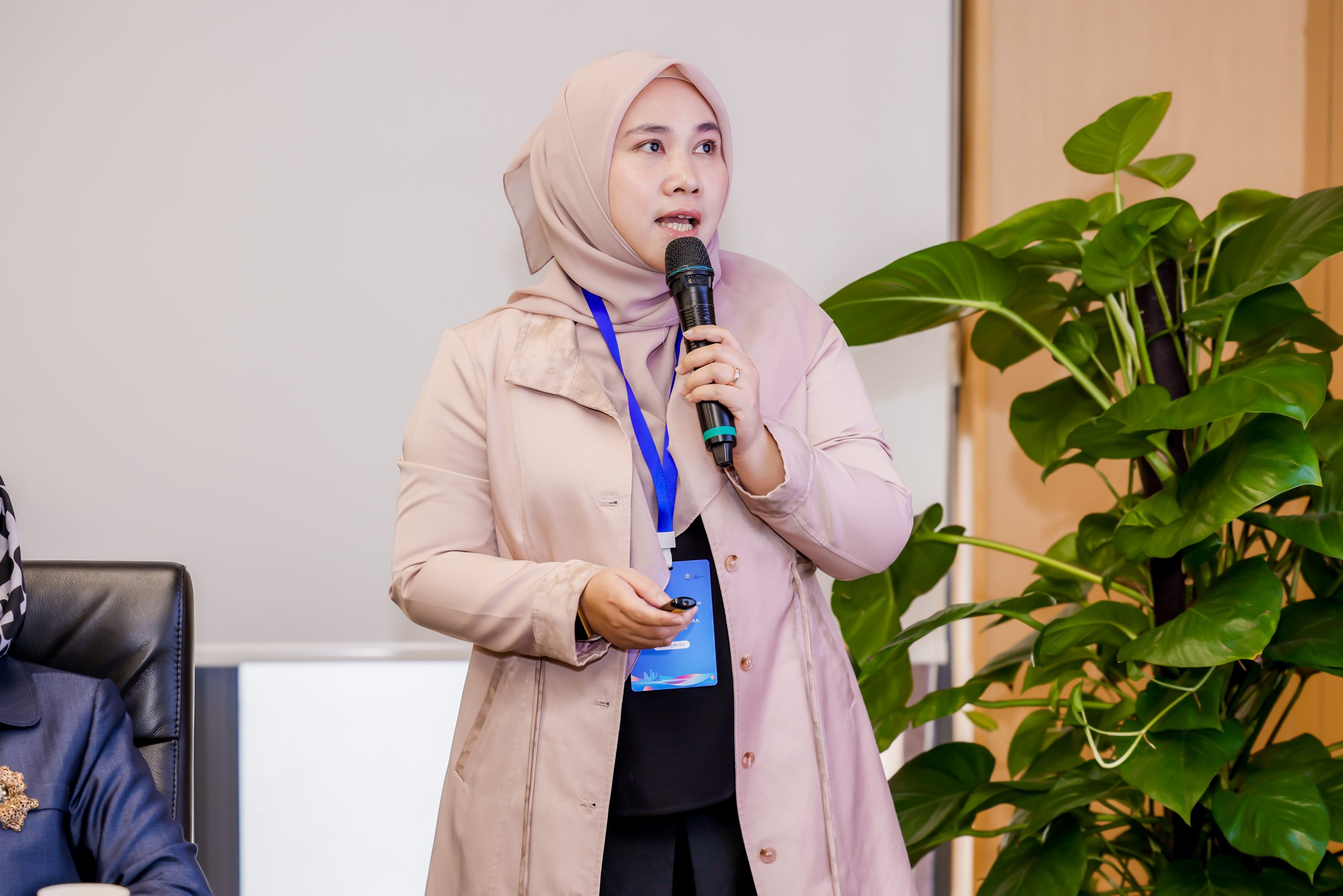 Delegasi FIA UI menyampaikan paparan dalam sesi diskusi