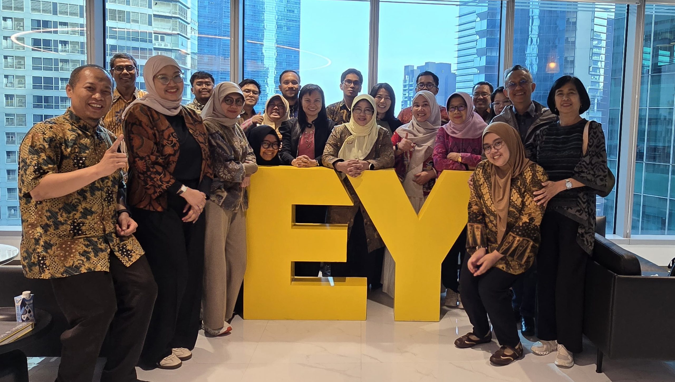Foto bersama delegasi PSIAF dan Tax Center UI di kantor EY Singapore