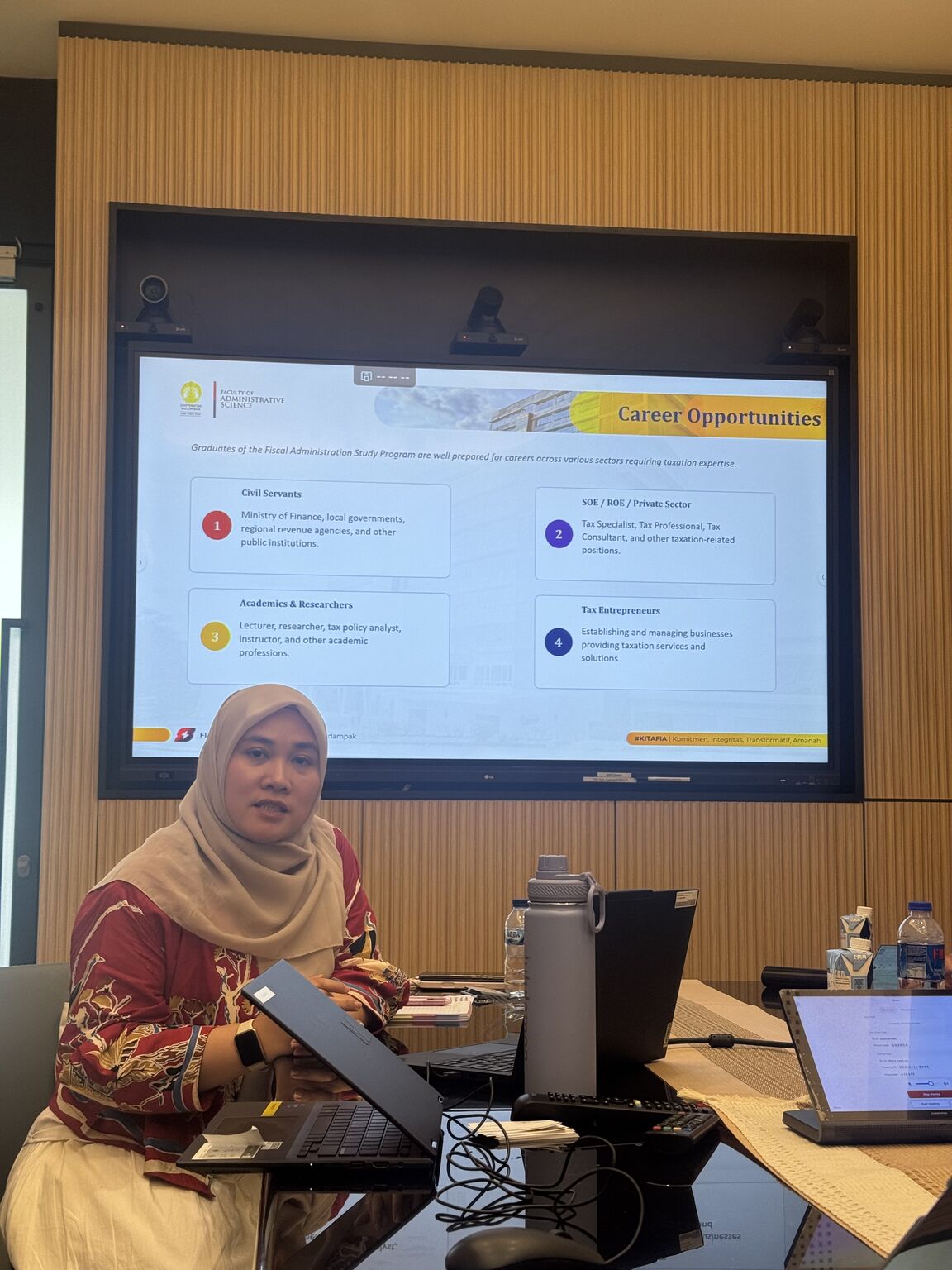 Presentasi mengenai peluang karier lulusan Program Studi Ilmu Administrasi Fiskal