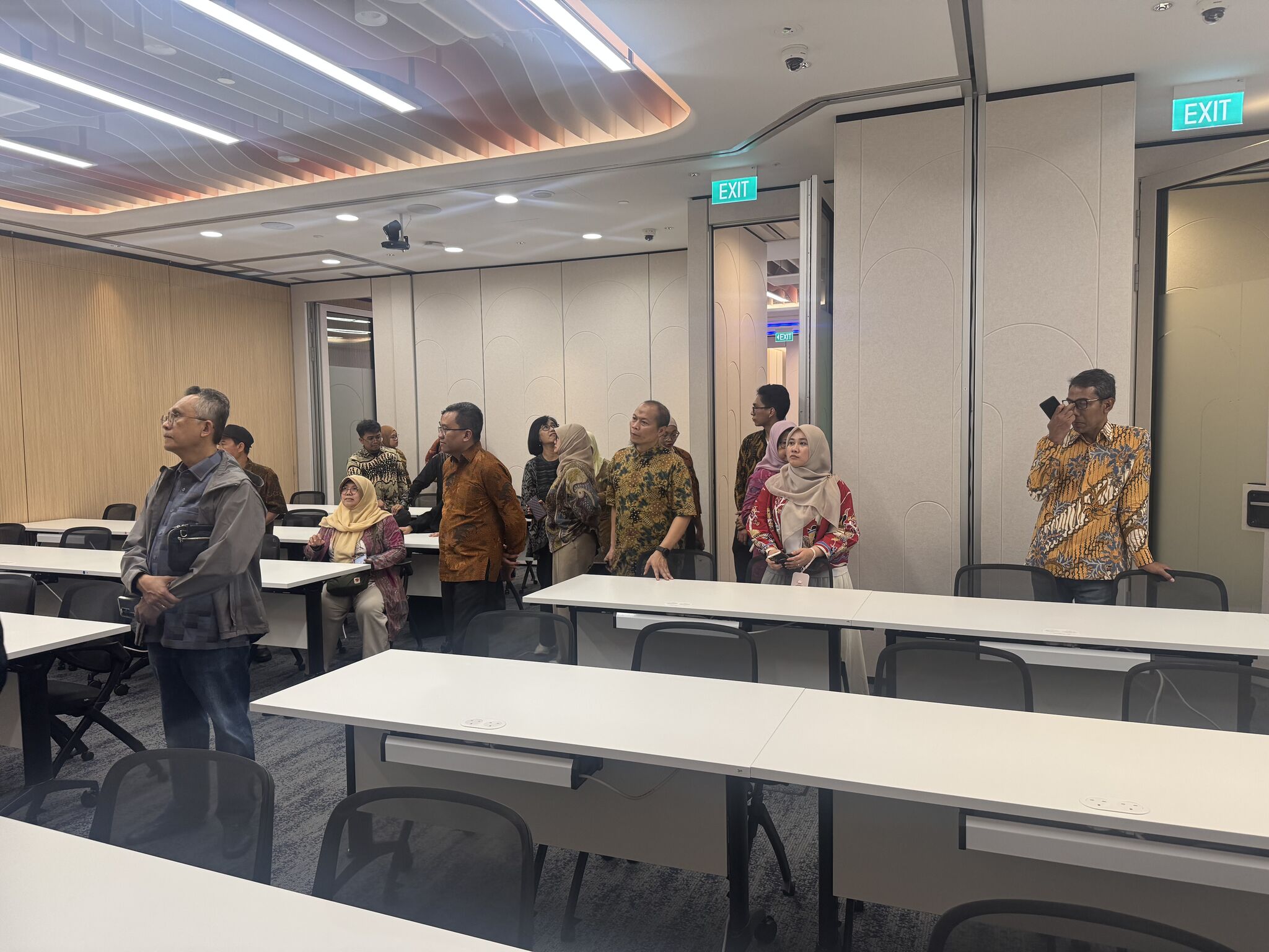 Delegasi meninjau ruang fasilitas Tax Academy of Singapore Hub