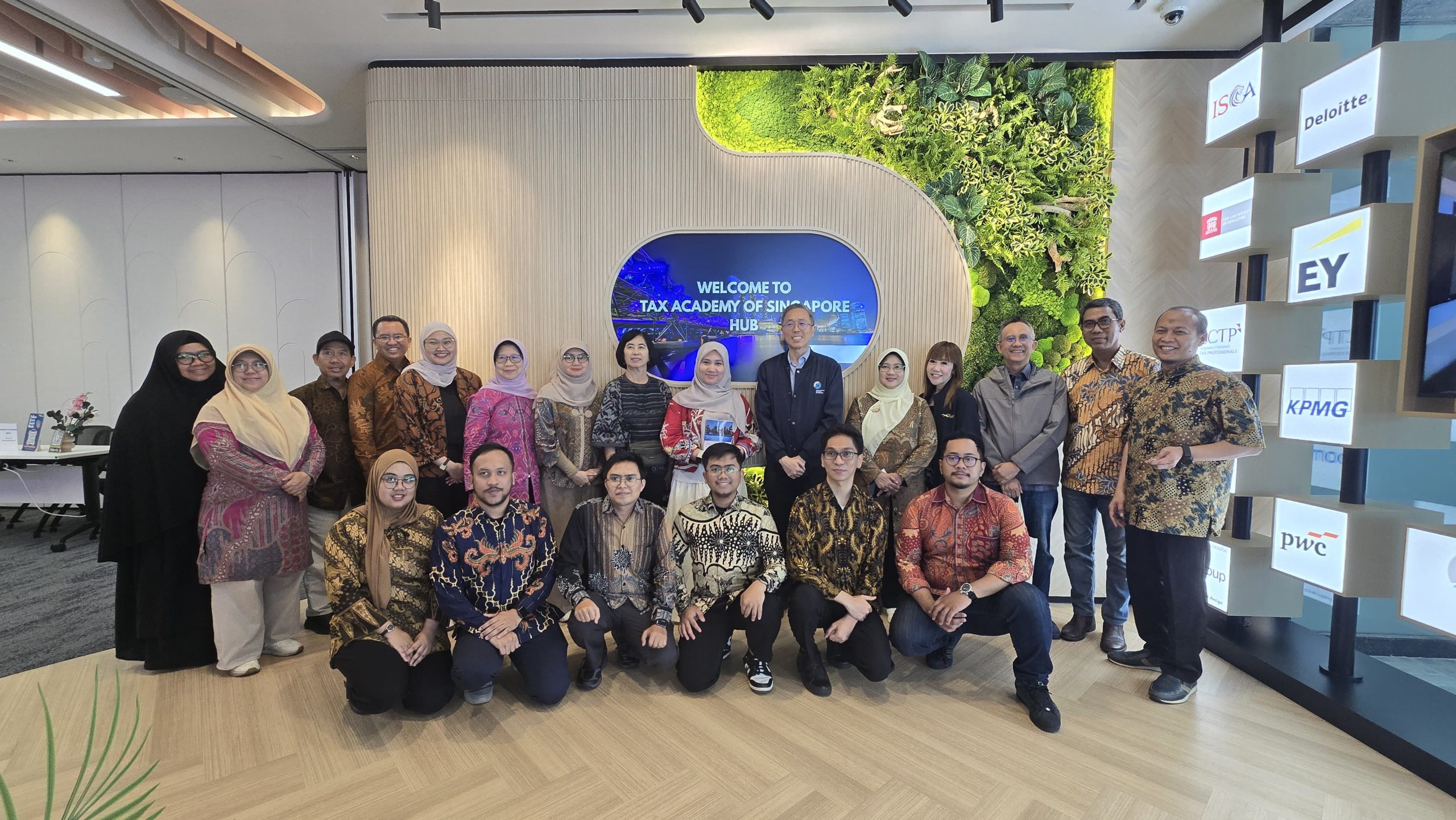 Foto bersama delegasi PSIAF dan Tax Center UI dengan pimpinan dan staf Tax Academy of Singapore Hub