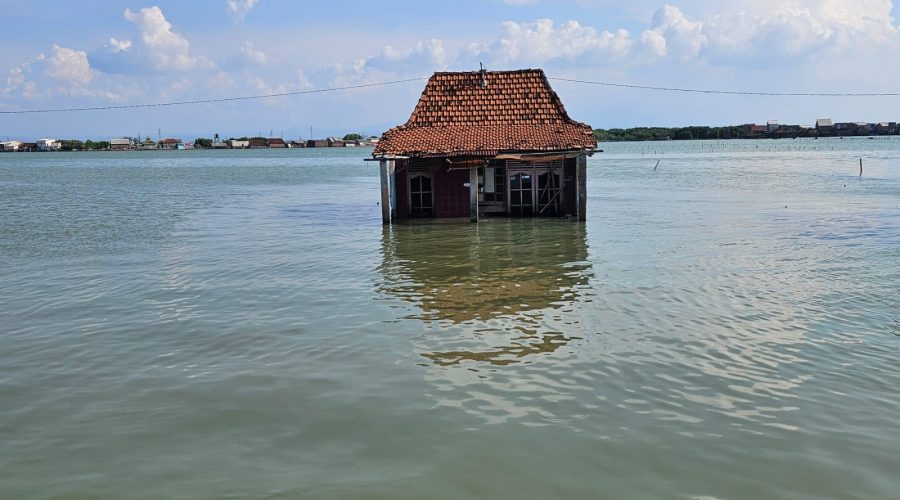 Foto Rumah Tenggelam di Timbusloko
