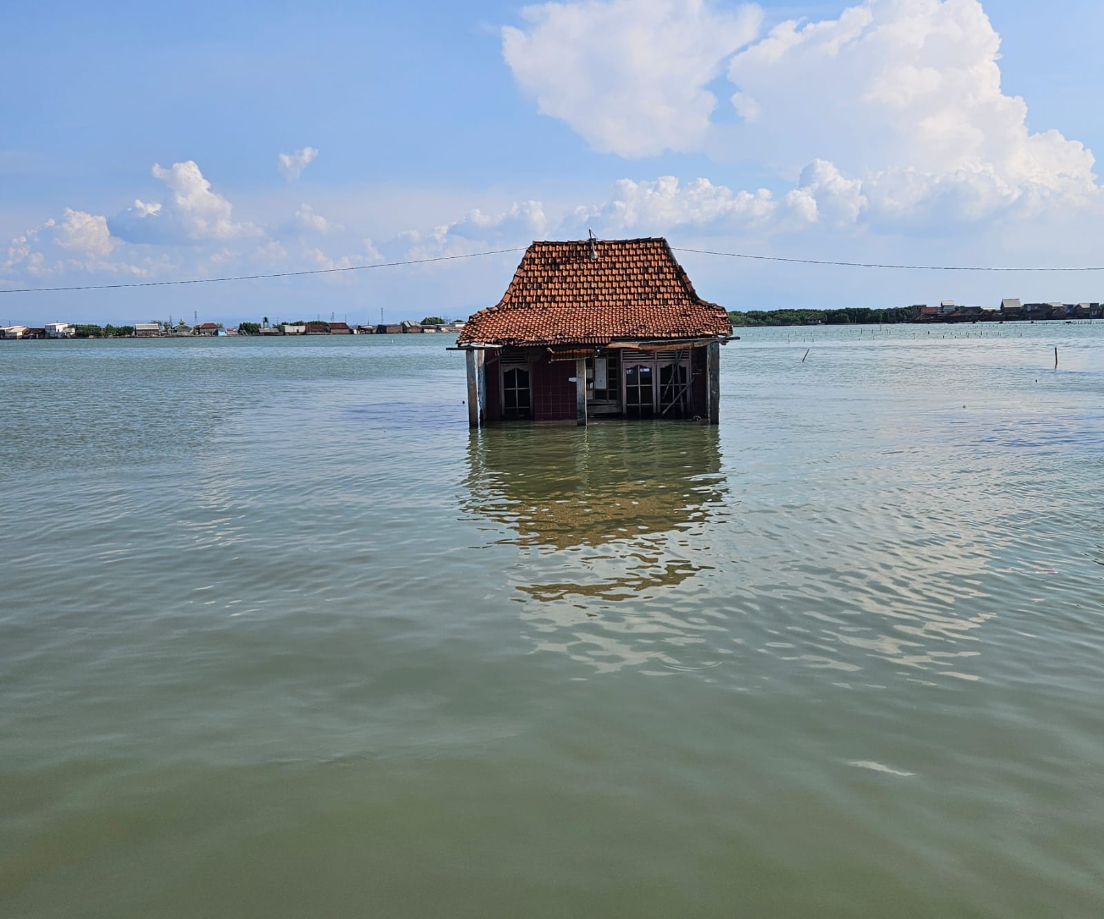 Foto Rumah Tenggelam di Timbusloko